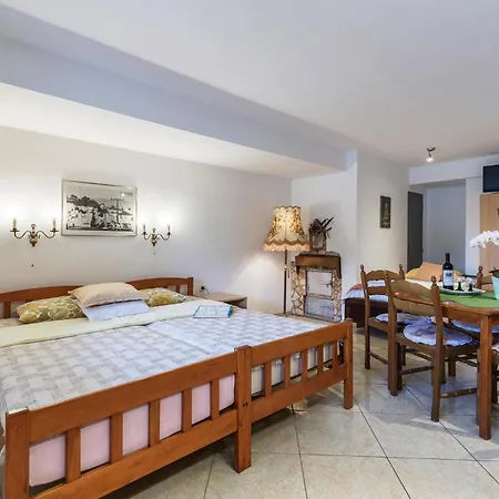 Apartment Gorgeous In With Wifi Pula