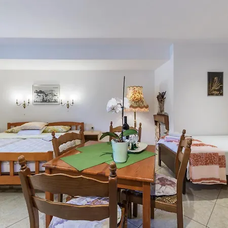 Apartament Gorgeous In With Wifi Pula